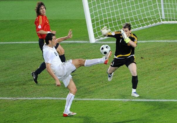 Luca Toni (Italien, vorn) gegen Torwart Iker Casillas (Spanien) - Fußball EM Herren Euro 2008, Länderspiel, Nationalteam, Nationaltrikot, Viertelfinale, Spanien - Italien Gruppe Wien Dynamik,