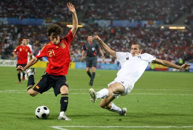 David Silva (Spanien, li.) gegen Giorgio Chiellini (Italien) Fußball EM Herren Euro 2008, Länderspiel, Nationalteam, Nationaltrikot, Viertelfinale, Spanien - Italien, Vdig Gruppe Wien Dynamik,