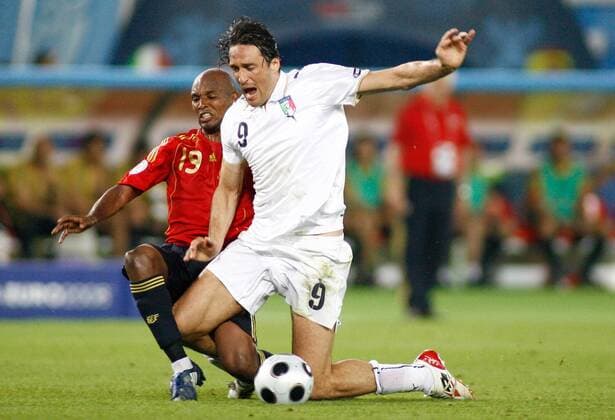 Luca Toni (Italien, re.) gegen Marcos Senna (Spanien) -  Fußball Länderspiel Herren EURO 2008, EM, Nationalteam, Nationaltrikot, Viertelfinale, Spanien - Italien Gruppe Wien Dynamik, Kampf,