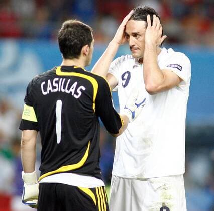 Luca Toni (Italien, re.) enttäuscht gegenüber Torwart Iker Casillas (Spanien) -  Fußball Länderspiel Herren EURO 2008, EM, Nationalteam, Nationaltrikot, Viertelfinale, Spanien - Italien Gruppe Wien Enttäuschung,
