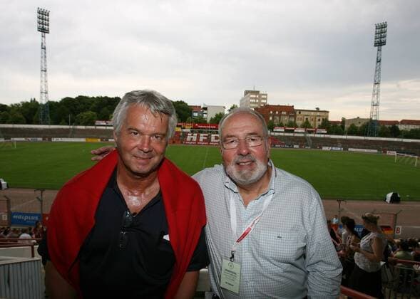 Heribert Faßbender (re.) und Jürgen Sparwasser (beide Deutschland) werden der Fußballperformance von Massimo Furlan beiwohnen, bei der dieser auf einem Fußballfeld alle Aktionen Sparwassers im Länderspiel DDR - BRD 1974 nachspielt Fußball Herren Theater der Welt 2008, Kulturfestival, Kultur, Theaterfestival, Kunst Gruppe Halle Saale