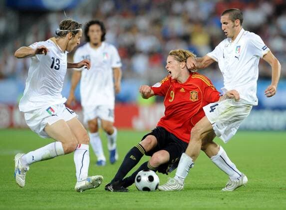 Fernando Torres (Spanien, Mitte) gegen Giorgio Chiellini (li.) und Massimo Ambrosini (beide Italien) - Fußball Länderspiel Herren EURO 2008, EM, Nationalteam, Nationaltrikot, Viertelfinale, Gruppe Wien Dynamik, Kampf,