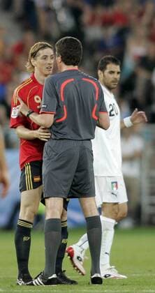 Fernando Torres (Spanien, li.) im Gespräch mit FIFA Schiedsrichter Herbert Fandel (Deutschland) -  - NOxONLINExUSE Fußball EM Herren Euro 2008, Länderspiel, Nationalteam, Nationaltrikot, Viertelfinale, Spanien - Italien 4:2 n.E. Vdig Gruppe Wien