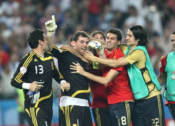 Schlussjubel Spanien mit Torwart Iker Casillas (2.v.li.)- Fußball EM Herren Euro 2008, Länderspiel, Nationalmannschaft, Gruppe Wien Freude,