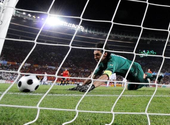 Torwart Gianluigi Buffon (Italien) kann mithilfe des Pfostens abwehren - Fußball EM Herren Euro 2008, Länderspiel, Nationalmannschaft, Einzelbild Wien