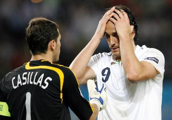 Luca Toni (Italien, re.) enttäuscht gegenüber Torwart Iker Casillas (Spanien) -  Fußball Länderspiel Herren EURO 2008, EM, Nationalteam, Nationaltrikot, Gruppe Wien Enttäuschung,