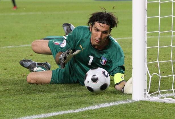 Torwart Gianluigi Buffon (Italien) kann mithilfe des Pfostens abwehren Fußball EM Herren Euro 2008, Länderspiel, Nationalmannschaft, Einzelbild Wien