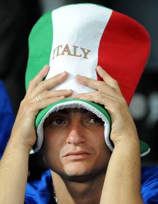 Enttäuschter italienischer Fan mit Fanhut in den Landesfarben - Fußball EM Herren Euro 2008, Länderspiel, Nationalteam, Nationaltrikot, Viertelfinale, Vdig Porträt Wien Enttäuschung,