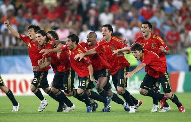 Schlussjubel Spanien, v.li.: David Silva, Sergio Ramos, Santi Cazorla, Marcos Senna, Joan Capdevila, David Villa, Daniel Gonzalez Guiza - Fußball EM Herren Euro 2008, Länderspiel, Nationalteam, Nationaltrikot, Viertelfinale, Vdig Gruppe Wien Freude, Begeisterung,