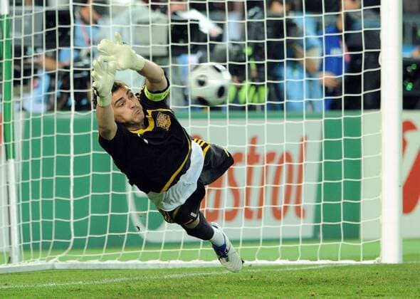 Torwart Iker Casillas (Spanien) pariert einen Elfmeter - Fußball EM Herren Euro 2008, Länderspiel, Nationalteam, Nationaltrikot, Viertelfinale, Vdig Einzelbild Wien