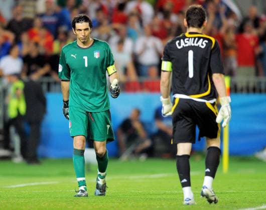 Torwart Gianluigi Buffon (Italien, li.) zeigt Torwart Iker Casillas (Spanien) den erhobenen Daumen Fußball EM Herren EURO 2008, Länderspiel, Viertelfinale, Nationalteam, Nationaltrikot, Spanien - Italien 4:2 n.E. Gruppe Wien Kameradschaft,