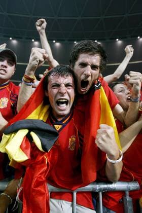 Spanische Fans jubeln nach dem Halbfinaleinzug Fußball EM Herren Euro 2008, Länderspiel, Nationalmannschaft, Viertelfinale Gruppe Wien Freude, Begeisterung,
