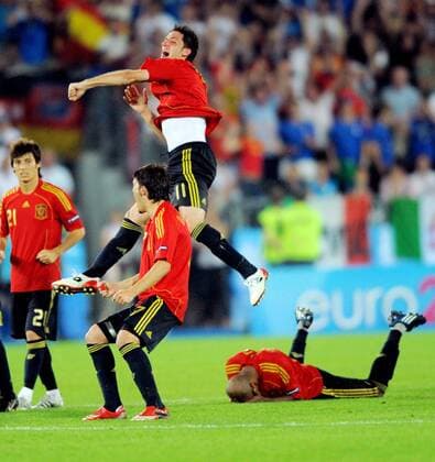 Schlussjubel Spanien - Joan Capdevila springt vor Freude Fußball EM Herren EURO 2008, Länderspiel, Viertelfinale, Nationalteam, Nationaltrikot, Gruppe Wien Freude,