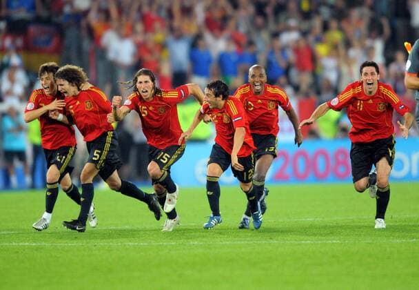 Schlussjubel Spanien, v.re.: Joan Capdevila, Marcos Senna, Santi Cazorla, Sergio Ramos, Carles Puyol und David Silva Fußball EM Herren EURO 2008, Länderspiel, Viertelfinale, Nationalteam, Nationaltrikot, Gruppe Wien Freude,