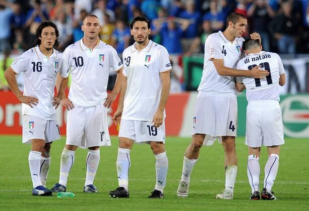 Enttäuschte Italiener nach dem Elfmeterschießen, v.li.: Mauro Camoranesi, Daniele de Rossi, Gianluca Zambrotta, Giorgio Chiellini und Antonio Di Natale - Fußball EM Herren EURO 2008, Länderspiel, Nationalteam, Nationaltrikot, Italien Gruppe Viertelfinale Wien Enttäuschung,