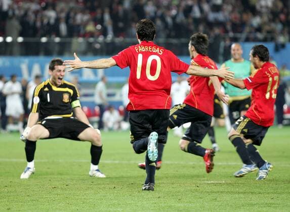 Schlussjubel Spanien - Torwart Iker Casillas (li.) lässt sich feiern -  Fußball EM Herren EURO 2008, Länderspiel, Viertelfinale, Nationalteam, Nationaltrikot, Gruppe Wien Freude,