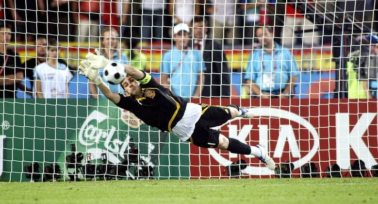 Torwart Iker Casillas (Spanien) pariert einen Elfmeter -  Fußball EM Herren EURO 2008, Länderspiel, Viertelfinale, Nationalteam, Nationaltrikot, Einzelbild Wien Abwehr, Dynamik,