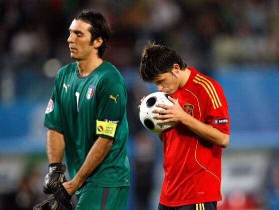 David Villa (Spanien) küsst den Ball vor seinem Elfmeter, Torwart Gianluigi Buffon (Italien) geht uninteressiert vorbei -  Fußball EM Herren EURO 2008, Länderspiel, Viertelfinale, Nationalteam, Nationaltrikot, Spanien - Italien 4:2 n.E. Gruppe Wien Konzentration,