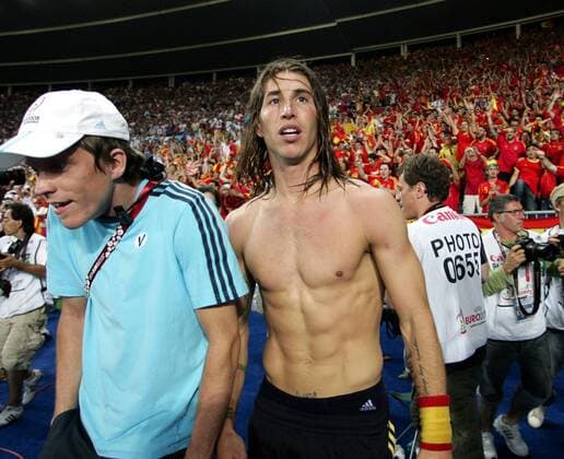 Sergio Ramos (Spanien) mit durchtrainiertem Oberkörper -  Fußball EM Herren EURO 2008, Länderspiel, Viertelfinale, Nationalteam, Gruppe Wien Sinnlichkeit