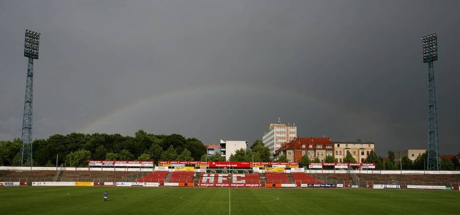 Massimo Furlan ganz allein bei seiner Fußballperformance auf dem Fußballfeld des Kurt Wabbel Stadions; er spielt alle Aktionen Jürgen Sparwassers des Länderspiels DDR - BRD 1974 nach Fußball Herren Theater der Welt 2008, Kulturfestival, Kultur, Kunst, Theaterfestival Totale Kurt Wabbel Stadion Halle Saale