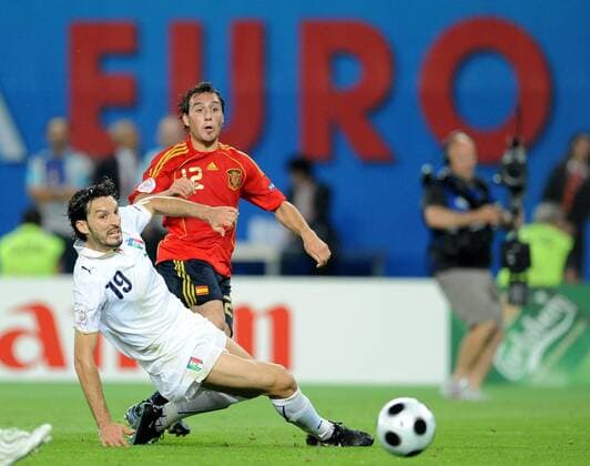 Gianluca Zambrotta (Italien, li) gegen Santi Cazorla (Spanien) - Fußball EM Herren EURO 2008, Länderspiel, Nationalteam, Nationaltrikot, Viertelfinale, Italien - Spanien Gruppe Wien Dynamik,