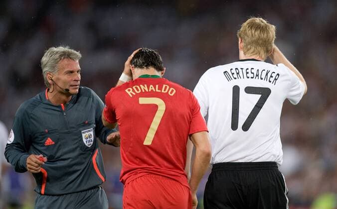 FIFA Schiedsrichter Peter Fröjdfeldt (Schweden) erkundigt sich bei Cristiano Ronaldo (Portugal, li.) und Per Mertesacker (Deutschland) nach dem Gesundheitszustand Fußball EM Herren EURO 2008, Länderspiel, Viertelfinale, Nationalteam, Nationaltrikot, Portugal - Deutschland 2:3 Gruppe Basel