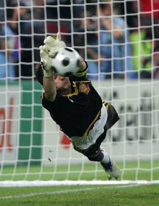 Torwart Iker Casillas (Spanien) pariert einen Elfmeter Fußball EM Herren EURO 2008, Länderspiel, Viertelfinale, Nationalteam, Nationaltrikot Einzelbild Wien Abwehr, Dynamik,