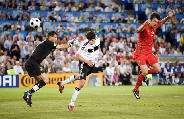 Michael Ballack (Deutschland, Mitte) erzielt ein Tor gegen Torwart Ricardo und Paulo Ferreira (beide Portugal) Fußball EM Herren EURO 2008, Länderspiel, Nationalteam, Nationaltrikot, Viertelfinale, Portugal -Deutschland Gruppe Basel Dynamik,