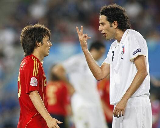 Fabio Grosso (Italien, re.) diskutiert mit David Silva (Spanien) -  Fußball EM Herren Euro 2008, Länderspiel, Nationalmannschaft, Nationaltrikot, Spanien - Italien Gruppe Wien