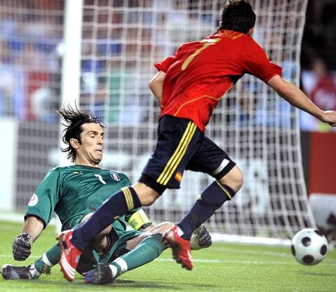 Torwart Gianluigi Buffon (Italien) gegen David Villa (Spanien) -  Fußball EM Herren EURO 2008, Länderspiel, Viertelfinale, Nationalteam, Nationaltrikot, Spanien - Italien 4:2 n.E. Gruppe Wien Abwehr,