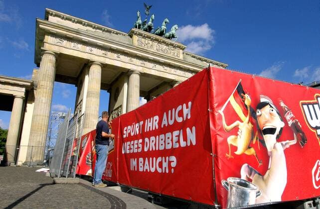 Spürt ihr auch dieses Dribbeln im Bauch? CocaCola Plakat an einer Absperrung am Brandenburger Tor während der Aufbauarbeiten zur Fanmeile der Euro 2008 Fußball EM Herren Euro 2008, Public Viewing, Liveübertragung, Live Übertragung, Fußballübertragung, Fanmeile, Fest Totale Berlin