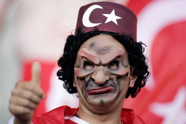 Türkischer Fan mit Maske und Fez Fußball EM Herren EURO 2008, Länderspiel, Viertelfinale, Nationalteam, Porträt Wien Komik,