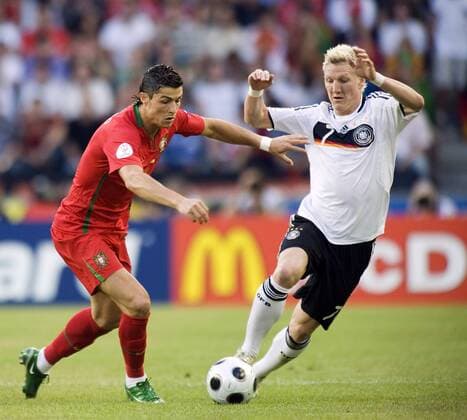 Cristiano Ronaldo (Portugal, li.) gegen Bastian Schweinsteiger (Deutschland) Fußball EM Herren EURO 2008, Länderspiel, Nationalteam, Nationaltrikot, Viertelfinale, Portugal - Deutschland Gruppe Basel Dynamik,