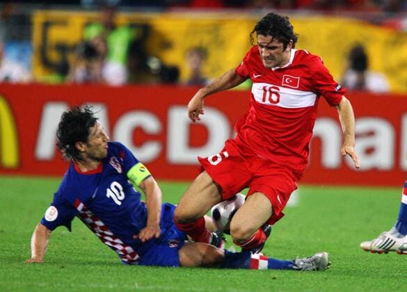 Ugur Boral (Türkei, re.) gegen Niko Kovac (Kroatien) Fußball EM Herren Euro 2008, Länderspiel, Nationalteam, Viertelfinale, Nationaltrikot, Kroatien - Türkei 2:4 n.E. Gruppe Wien Dynamik, Kampf,