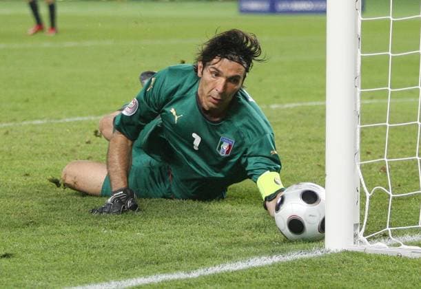 Torwart Gianluigi Buffon (Italien) schaut dem Ball hinterher Fußball EM Herren Euro 2008, Länderspiel, Nationalteam, Viertelfinale, Nationaltrikot, Vdig Einzelbild Wien