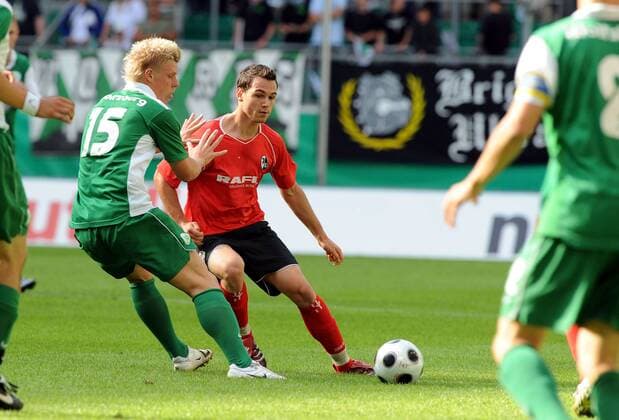 Nicolas Höfler (Freiburg U19, re.) im Duell Fußball Herren A Junioren Bundesliga 2007 2008, U19, U 19, Finale, VfL Wolfsburg - SC Freiburg 0:2 Gruppe o0 Jugend, Nachwuchs Wolfsburg Dynamik,