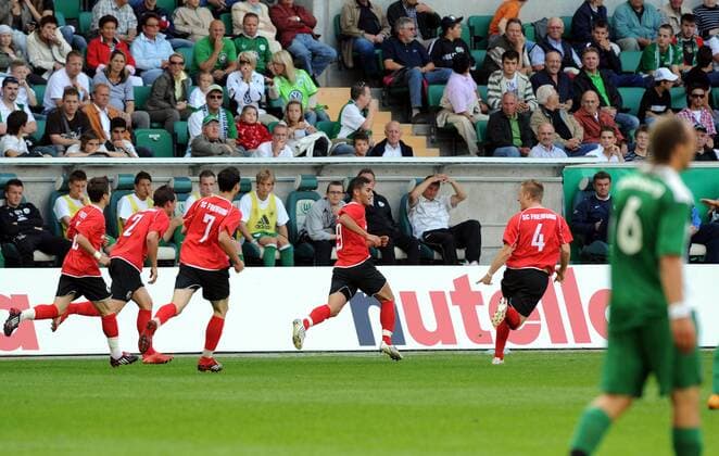 Torjubel Freiburg U19, u.a.: Torschütze Rahman Soyudogru (2.v.re.) Fußball Herren A Junioren Bundesliga 2007 2008, U19, U 19, Finale, VfL Wolfsburg - SC Freiburg 0:2 Totale o0 Jugend, Nachwuchs Wolfsburg Freude,
