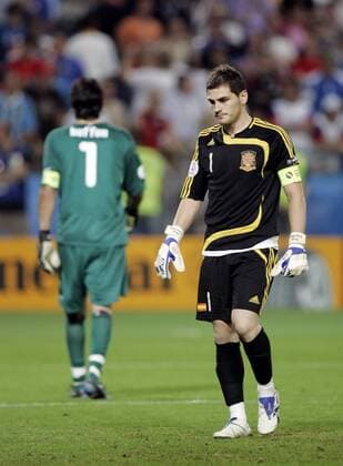 Torwart Iker Casillas (Spanien, vorn) und sein Konkurrent Gianluigi Buffon (Italien) vor dem entscheidenden Elfmeterschießen Fußball EM Herren Euro 2008, Länderspiel, Viertelfinale, Nationalteam, Nationaltrikot, Spanien - Italien 4:2i.E. Gruppe Wien Nachdenklichkeit,