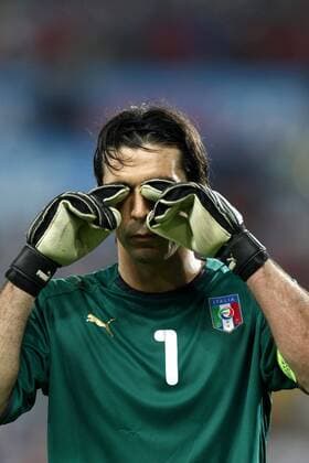 Torwart Gianluigi Buffon (Italien) reibt sich die Augen -  Fußball EM Herren Euro 2008, Länderspiel, Viertelfinale, Nationalmannschaft, Nationaltrikot Einzelbild Wien