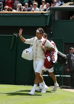 Roger Federer (Schweiz) trägt während der All England Championships 2008 seine eigene Kollektion vom Hersteller Nike - hier eine Kaschmir-Strickjacke Tennis Herren All England Championships 2008, Grand Slam, ATP Tour Einzelbild Wimbledon London