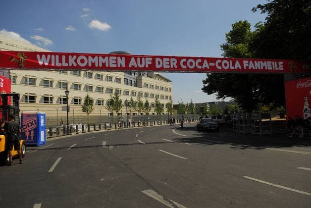 Transparent mit Willkommensgruß: Willkommen auf der Coca Cola Fanmeile - Die Coca Cola Fanmeile am Brandenburger Tor in Berlin wird aufgebaut Fußball EM Herren Euro 2008, Länderspiel, Fanmeile, Fest, public viewing, Totale o0 CocaCola Berlin
