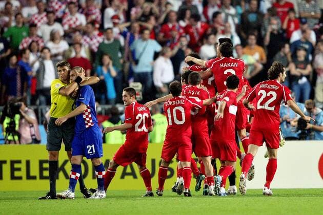 Schlussjubel Türkei und Trost für Mladen Petric (Kroatien, 21) von FIFA Schiedsrichter Roberto Rosetti (Italien) -  Fußball EM Herren Euro 2008, Länderspiel, Nationalmannschaft, Nationaltrikot, Viertelfinale Totale Wien Kameradschaft, Freude,
