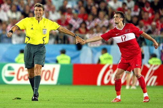 Tuncay Sanli (Türkei, re.) und FIFA Schiedsrichter Roberto Rosetti (Italien) verstehen sich gut -  Fußball EM Herren Euro 2008, Länderspiel, Nationalmannschaft, Nationaltrikot, Viertelfinale Gruppe Wien Harmonie, Kameradschaft,