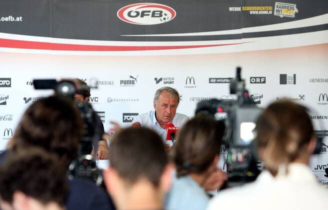 Josef Hickersberger (Österreich) gibt auf der Pressekonferenz seinen Rücktritt als Nationaltrainer bekannt -  Fußball Herren Nationalteam 2008, Pressekonferenz, Pressetermin Totale Wien