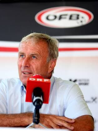 Josef Hickersberger (Österreich) gibt auf der Pressekonferenz seinen Rücktritt als Nationaltrainer bekannt -  Fußball Herren Nationalteam 2008, Pressekonferenz, Pressetermin Einzelbild Wien