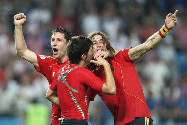Schlußjubel Spanien, v.re.: Sergio Ramos, David Villa und Joan Capdevila -  (20080622LG0397) Fußball EM Herren Euro 2008, Länderspiel, Nationalteam, Nationaltrikot Gruppe o0 Viertelfinale Wien Freude, Begeisterung,