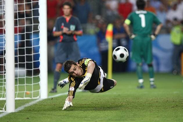 Torwart Iker Casillas (Spanien) entscheidet sich für die richtige Ecke -  (20080622LG009) Fußball EM Herren Euro 2008, Länderspiel, Nationalteam, Nationaltrikot Einzelbild o0 Viertelfinale Wien Dynamik, Abwehr,