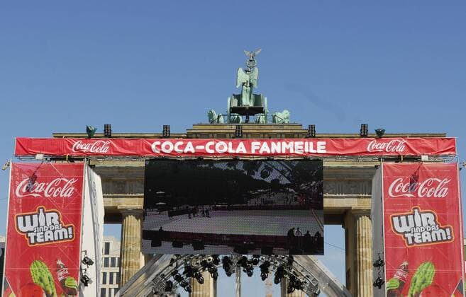 Bühne der Coca Cola Fanmeile am Brandenburger Tor in Berlin Fußball EM Herren Euro 2008, Länderspiel, Public Viewing, Live Übertragung, Fußballübertragung, Liveübertragung, Totale Berlin