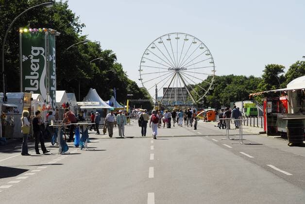 Riesenrad auf der Coca Cola Fanmeile am Brandenburger Tor in Berlin Fußball EM Herren Euro 2008, Länderspiel, Public Viewing, Live Übertragung, Fußballübertragung, Liveübertragung, Totale Berlin