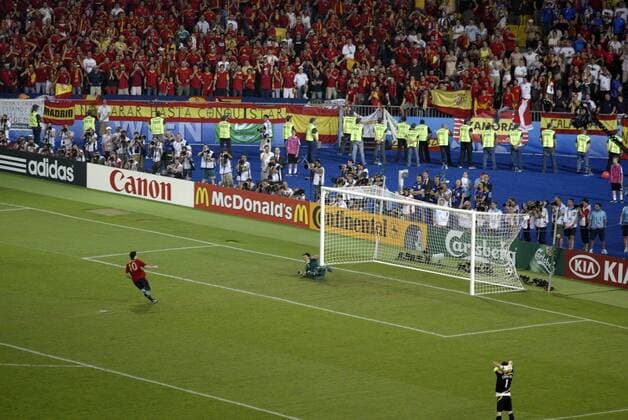Cesc Fabregas (Spanien, li.) verwandelt den entscheidenden Elfmeter gegen Torwart Gianluigi Buffon (Italien) -  - NOxONLINExUSE Fußball EM Herren Euro 2008, Länderspiel, Nationalteam, Nationaltrikot, Spanien - Italien 4:2 n.E. Totale o0 Viertelfinale Wien